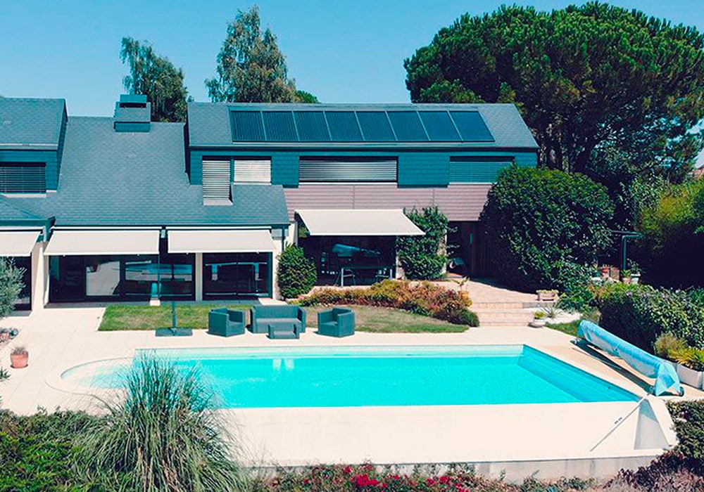 maison équipée d'un chauffage solaire et des panneaux solaires thermiques
