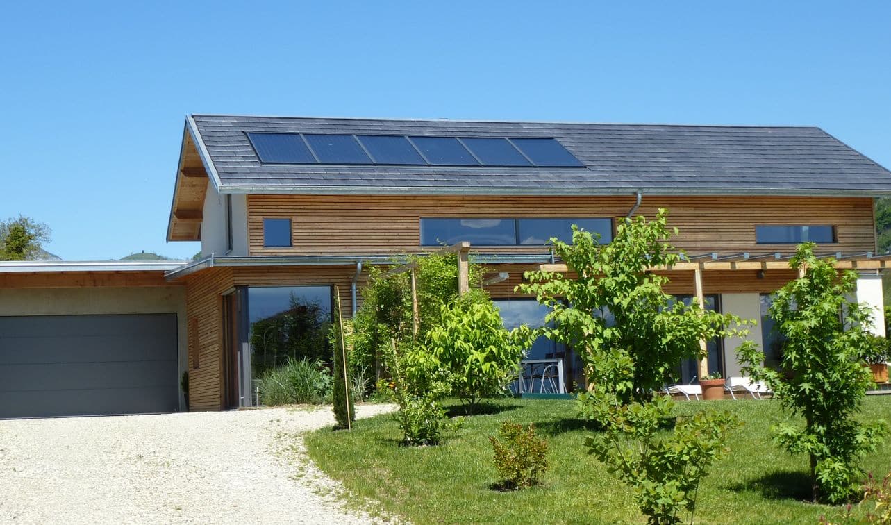 Installation de chauffage solaire SolisArt pour maison individuelle avec panneaux solaires thermiques