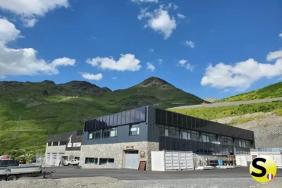 Chauffage solaire SolisArt – Centre technique, capteurs verticaux – Val Thorens