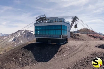 Panneaux solaires thermiques SolisArt installés sur un bâtiment à Val Thorens, en Savoie (73).